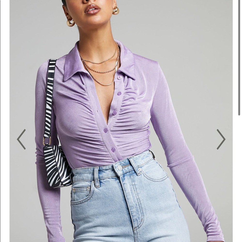 RUCHED FRONT COLLAR BODYSUIT IN LILAC/ SHOWPO